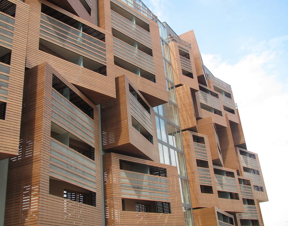 Ein Bild, das Gebäude, draußen, Himmel, Apartmentgebäude enthält.

Automatisch generierte Beschreibung