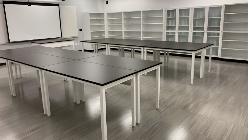 Max Resistance2 phenolic work surfaces were used at DePaul College Prep High School in Chicago, Illinois.